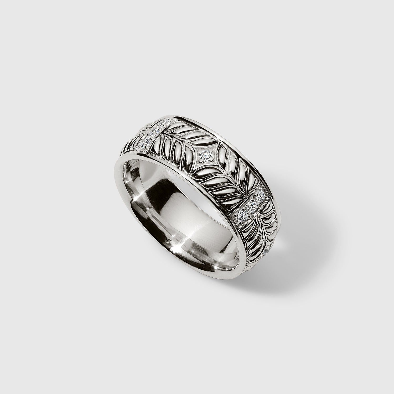 Daneila Léon men’s 9mm sterling silver band with 0.35 carat lab-grown diamonds and Persian Shield leaf design