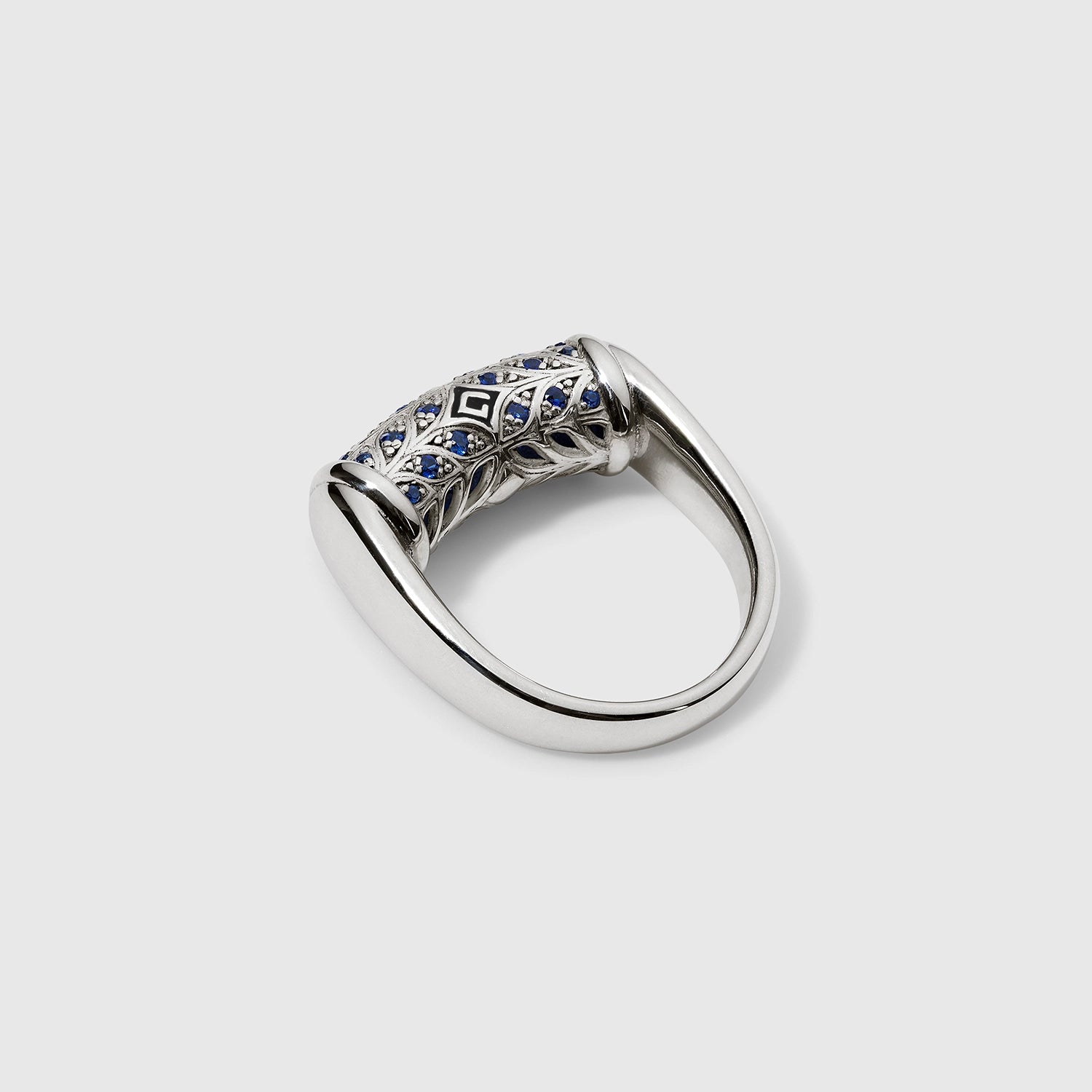 Daneila Léon sterling silver ring with 0.37 carat natural blue sapphires and Persian Shield leaf design