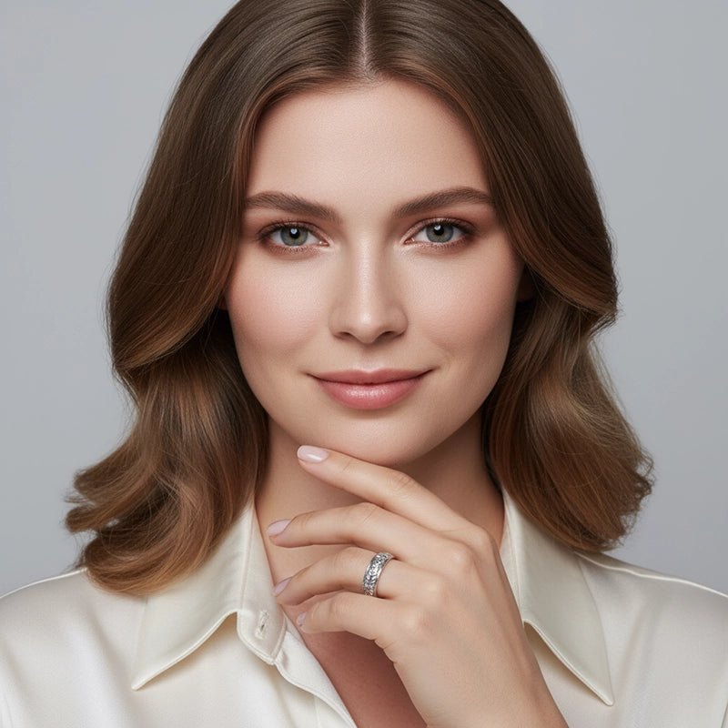 Daneila Léon women’s 7mm wide sterling silver band with Persian Shield leaf-inspired design