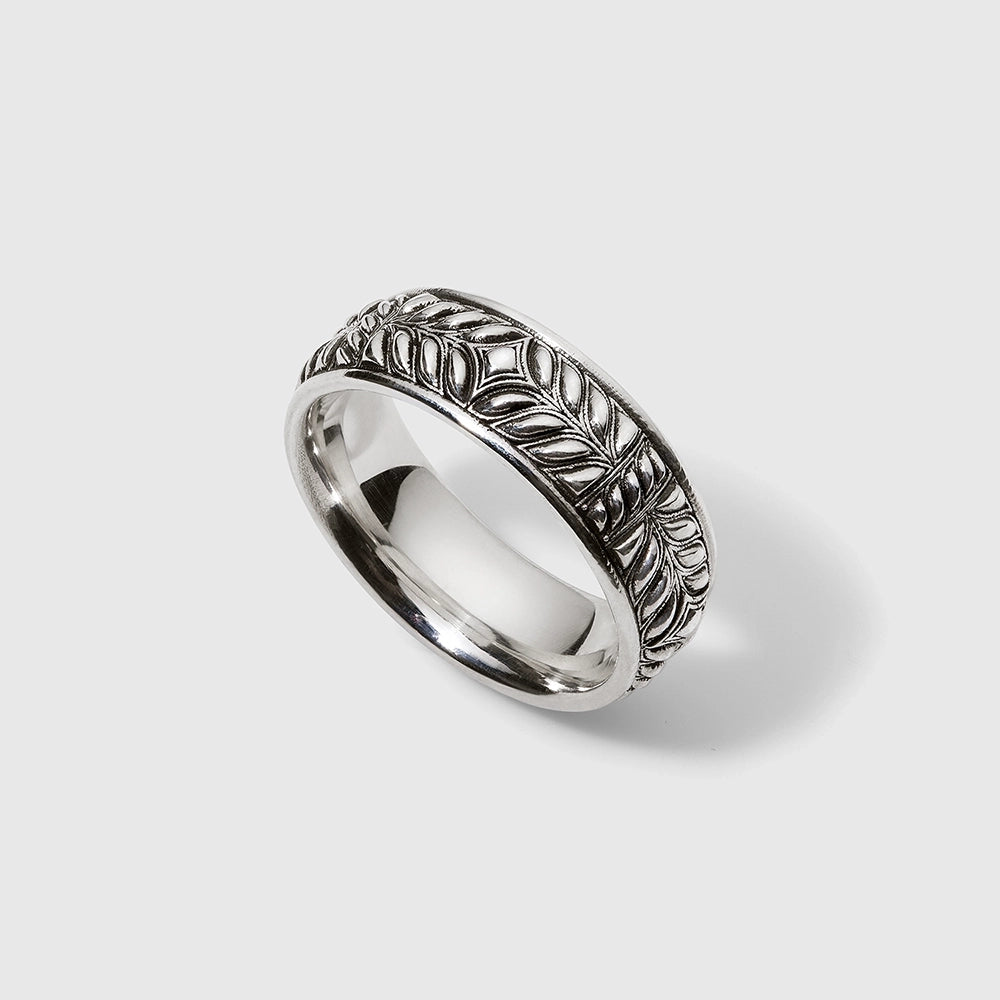 Daneila Léon women’s 7mm wide sterling silver band with Persian Shield leaf-inspired design